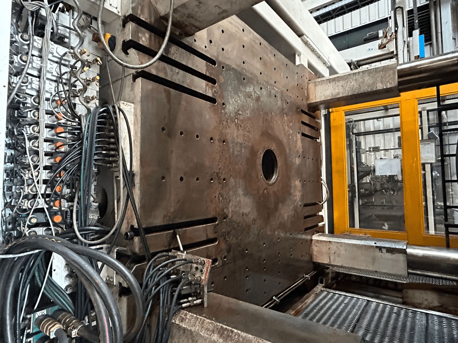 Krauss Maffei 2300-12000 MC 03